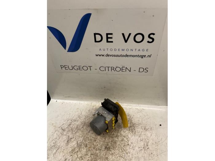 Gebruikte ABS Pomp Peugeot Partner Combispace 1.4 Prijs € 90,00 Margeregeling aangeboden door De Vos Onderdelen