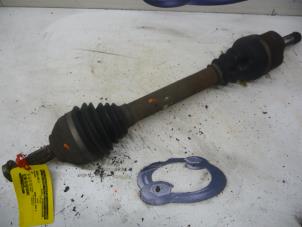 Gebruikte Aandrijfas links-voor Peugeot 407 (6D) 2.2 16V Prijs € 70,00 Margeregeling aangeboden door De Vos Onderdelen