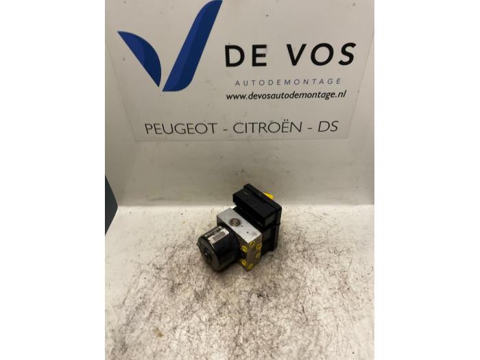 Gebruikte ABS Pomp Peugeot 1007 (KM) 1.4 Prijs € 100,00 Margeregeling aangeboden door De Vos Onderdelen