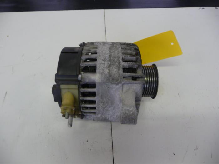 Gebruikte Dynamo Peugeot 107 1.0 12V Prijs € 55,00 Margeregeling aangeboden door De Vos Onderdelen