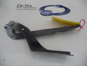 Gebruikte Motorkap Scharnier Peugeot 307 CC (3B) 2.0 16V Prijs € 15,00 Margeregeling aangeboden door De Vos Onderdelen