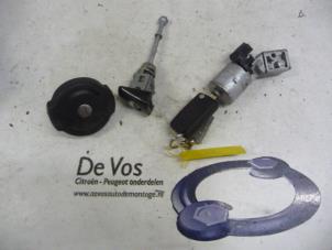 Gebruikte Set Cilindersloten (compleet) Peugeot 308 (4A/C) 1.6 HDi 16V Prijs € 80,00 Margeregeling aangeboden door De Vos Autodemontagebedrijf