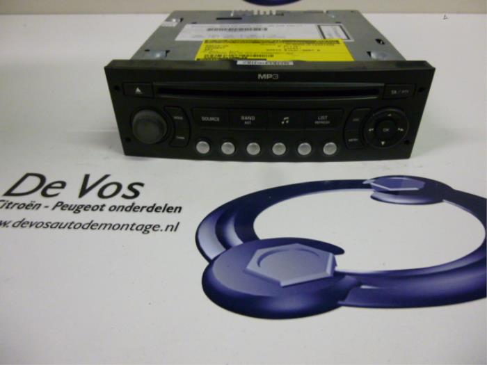 Radio CD Speler van een Peugeot 807 2.0 16V 2007