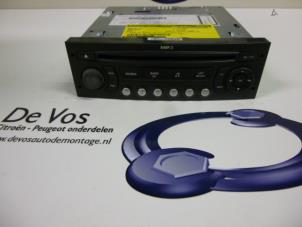 Gebruikte Radio CD Speler Peugeot 807 2.0 16V Prijs € 50,00 Margeregeling aangeboden door De Vos Autodemontagebedrijf
