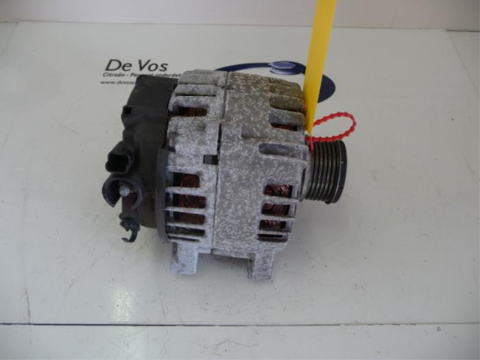 Gebruikte Dynamo Peugeot 207/207+ (WA/WC/WM) 1.4 HDi Prijs € 100,00 Margeregeling aangeboden door De Vos Onderdelen