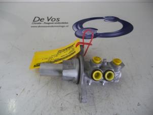 Gebruikte Hoofdremcilinder Peugeot 308 CC (4B) 1.6 16V GTI Prijs € 45,00 Margeregeling aangeboden door De Vos Onderdelen
