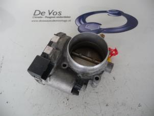 Gebruikte Gasklephuis Peugeot 407 SW (6E) 3.0 V6 24V VVT Prijs € 70,00 Margeregeling aangeboden door De Vos Onderdelen