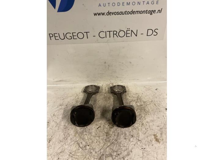 Gebruikte Zuiger Peugeot 208 I (CA/CC/CK/CL) 1.2 Vti 12V PureTech 82 Prijs € 300,00 Margeregeling aangeboden door De Vos Onderdelen