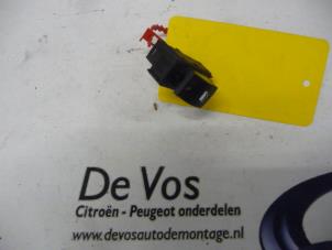Gebruikte Elektrisch Raam Schakelaar Citroen DS3 (SA) 1.6 e-HDi Prijs € 15,00 Margeregeling aangeboden door De Vos Autodemontagebedrijf