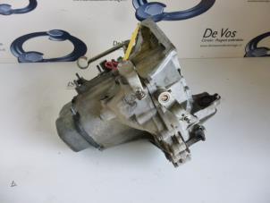 Gebruikte Versnellingsbak Peugeot 206+ (2L/M) 1.1 XR,XS Prijs € 550,00 Margeregeling aangeboden door De Vos Onderdelen