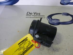 Gebruikte Luchthoeveelheidsmeter Peugeot 208 I (CA/CC/CK/CL) 1.4 HDi Prijs € 70,00 Margeregeling aangeboden door De Vos Onderdelen