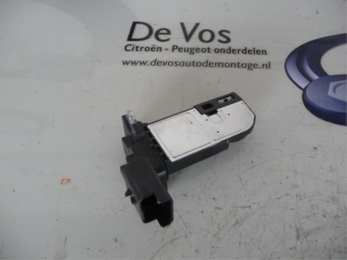 Gebruikte Luchthoeveelheidsmeter Peugeot 208 Prijs € 45,00 Margeregeling aangeboden door De Vos Onderdelen