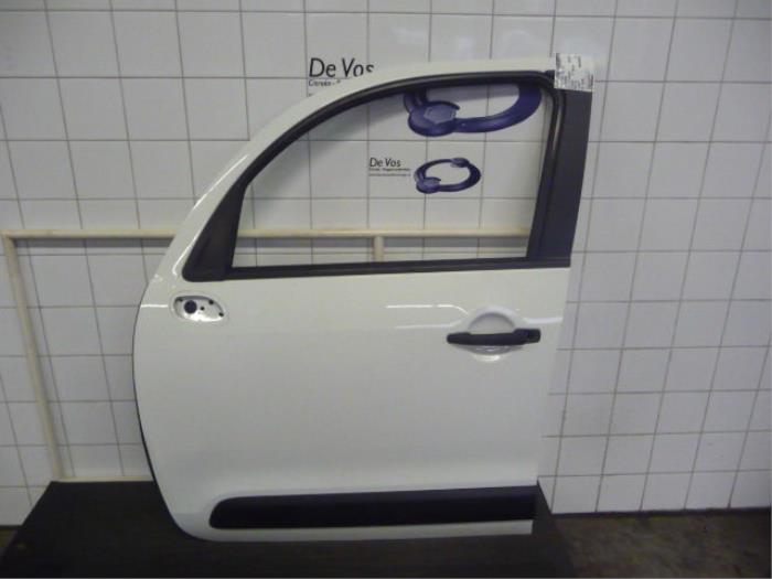 Portier 4Deurs links-voor van een Citroën C3 Picasso (SH) 1.6 HDi 16V 90 2010