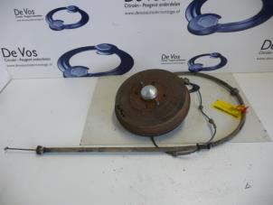 Gebruikte Remtrommel achter Citroen Nemo (AA) 1.4 HDi 70 Prijs € 70,00 Margeregeling aangeboden door De Vos Onderdelen