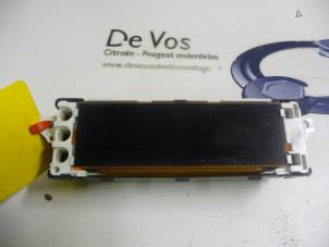 Gebruikte Display Interieur Peugeot 207 Prijs € 70,00 Margeregeling aangeboden door De Vos Onderdelen