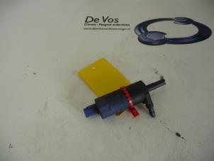Gebruikte Pomp koplampsproeier Citroen C4 Picasso Prijs € 25,00 Margeregeling aangeboden door De Vos Autodemontagebedrijf