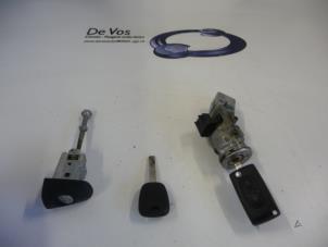 Gebruikte Cilinderslotenset (compleet) Citroen C3 Picasso (SH) 1.4 16V VTI 95 Prijs € 80,00 Margeregeling aangeboden door De Vos Autodemontagebedrijf