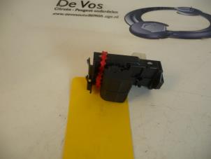 Gebruikte Schakelblok ruiten Peugeot 108 1.0 12V Prijs € 20,00 Margeregeling aangeboden door De Vos Autodemontagebedrijf