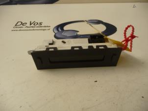 Gebruikte Display Interieur Peugeot 206+ (2L/M) 1.4 XS Prijs € 45,00 Margeregeling aangeboden door De Vos Onderdelen