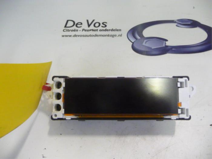 Gebruikte Display Interieur Peugeot Partner (GC/GF/GG/GJ/GK) 1.6 HDI 90 Prijs € 70,00 Margeregeling aangeboden door De Vos Onderdelen