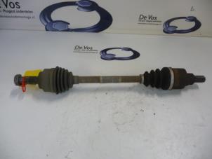 Gebruikte Aandrijfas links-voor Peugeot 207 Prijs € 70,00 Margeregeling aangeboden door De Vos Onderdelen