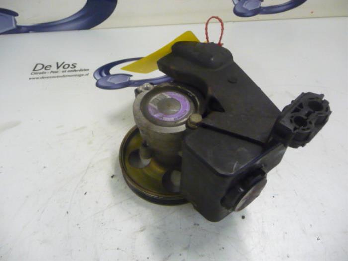 Gebruikte Pomp Servo Peugeot 206 (2A/C/H/J/S) 1.4 16V Prijs € 70,00 Margeregeling aangeboden door De Vos Onderdelen