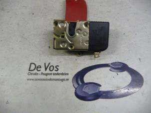 Gebruikte Deurslot Mechaniek 4Deurs rechts-voor Peugeot 406 (8B) 1.8 16V Prijs € 35,00 Margeregeling aangeboden door De Vos Autodemontagebedrijf