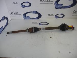 Gebruikte Aandrijfas rechts-voor Peugeot 308 Prijs € 100,00 Margeregeling aangeboden door De Vos Onderdelen