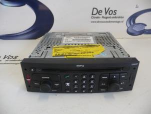 Gebruikte Radio CD Speler Peugeot 307 SW (3H) 1.6 16V Prijs € 100,00 Margeregeling aangeboden door De Vos Autodemontagebedrijf