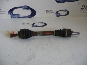 Gebruikte Aandrijfas links-voor Peugeot Partner Combispace 1.4 Prijs € 70,00 Margeregeling aangeboden door De Vos Onderdelen