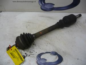 Gebruikte Aandrijfas links-voor Peugeot 406 Coupé (8C) 2.0 16V Prijs € 55,00 Margeregeling aangeboden door De Vos Onderdelen