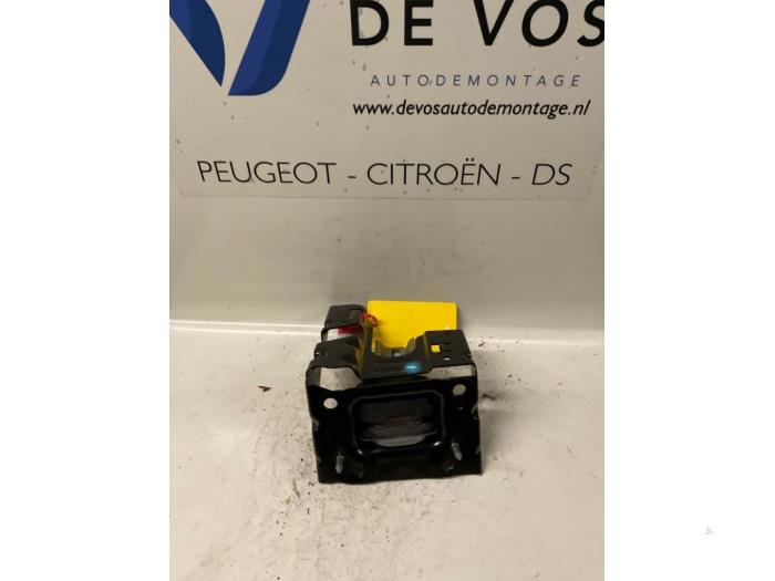 Gebruikte Versnellingsbak Steun Peugeot 208 I (CA/CC/CK/CL) 1.4 16V Prijs € 35,00 Margeregeling aangeboden door De Vos Onderdelen