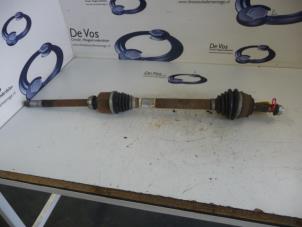 Gebruikte Aandrijfas rechts-voor Peugeot 308 Prijs € 100,00 Margeregeling aangeboden door De Vos Onderdelen