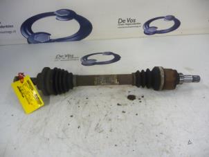 Gebruikte Aandrijfas links-voor Peugeot 206 SW (2E/K) 1.6 16V Prijs € 55,00 Margeregeling aangeboden door De Vos Onderdelen