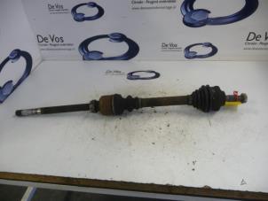 Gebruikte Aandrijfas rechts-voor Peugeot 406 (8B) 1.8 16V Prijs € 55,00 Margeregeling aangeboden door De Vos Onderdelen