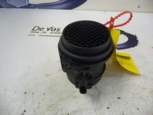 Gebruikte Luchthoeveelheidsmeter Peugeot 208 Prijs € 55,00 Margeregeling aangeboden door De Vos Onderdelen