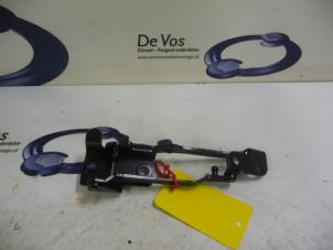 Gebruikte Scharnier Achterklep Citroen DS3 Prijs € 35,00 Margeregeling aangeboden door De Vos Onderdelen