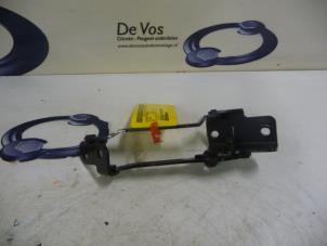 Gebruikte Scharnier Achterklep Citroen DS3 Prijs € 35,00 Margeregeling aangeboden door De Vos Onderdelen