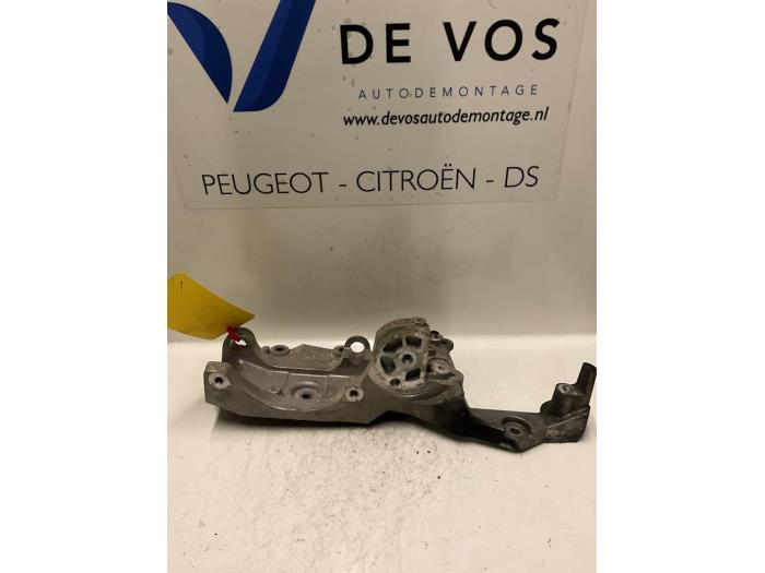 Gebruikte Dynamosteun onder Peugeot 607 (9D/U) 2.2 HDiF 16V Prijs € 20,00 Margeregeling aangeboden door De Vos Onderdelen