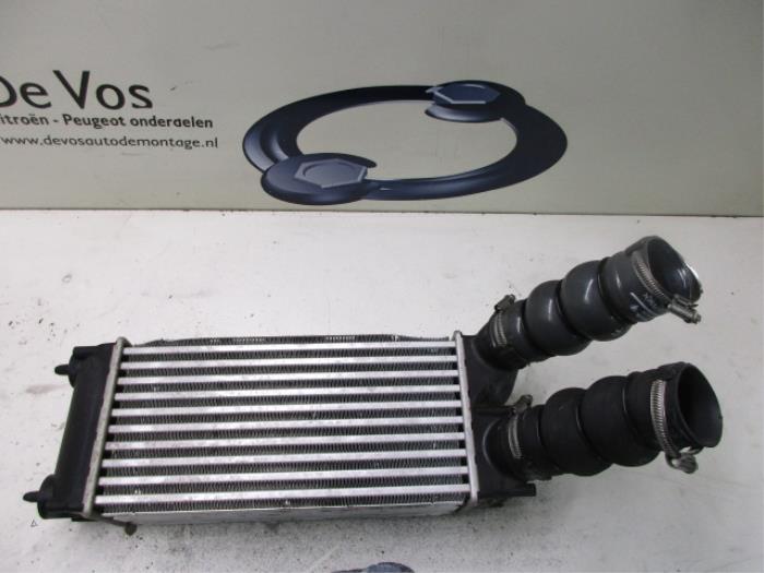 Gebruikte Intercooler Peugeot 3008 I (0U/HU) 1.6 HDiF 16V Prijs € 70,00 Margeregeling aangeboden door De Vos Onderdelen