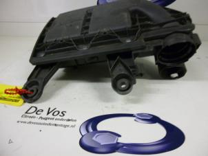 Gebruikte Luchtfilterhuis Peugeot 207 CC (WB) 1.6 HDiF 16V Prijs € 35,00 Margeregeling aangeboden door De Vos Onderdelen