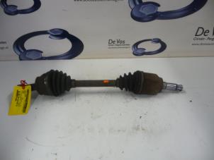 Gebruikte Aandrijfas links-voor Peugeot Bipper (AA) 1.3 HDI Prijs € 80,00 Margeregeling aangeboden door De Vos Onderdelen