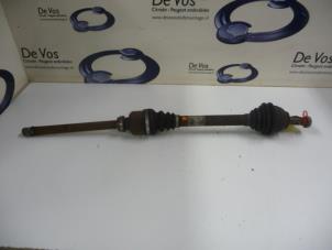 Gebruikte Aandrijfas rechts-voor Peugeot 5008 I (0A/0E) 1.6 THP 16V Prijs € 100,00 Margeregeling aangeboden door De Vos Onderdelen