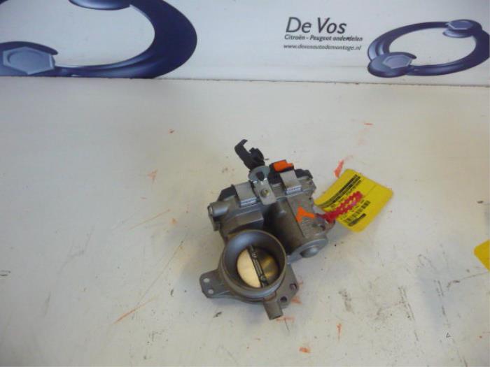 Gebruikte Gasklephuis Peugeot 206+ (2L/M) 1.1 XR,XS Prijs € 90,00 Margeregeling aangeboden door De Vos Onderdelen