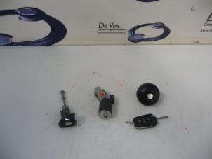 Gebruikte Set Cilindersloten (compleet) Citroen C4 Cactus (0B/0P) 1.6 Blue Hdi 100 Prijs € 80,00 Margeregeling aangeboden door De Vos Onderdelen