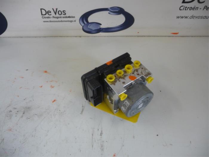 ABS Pomp van een Citroën C4 Cactus (0B/0P) 1.6 Blue Hdi 100 2015