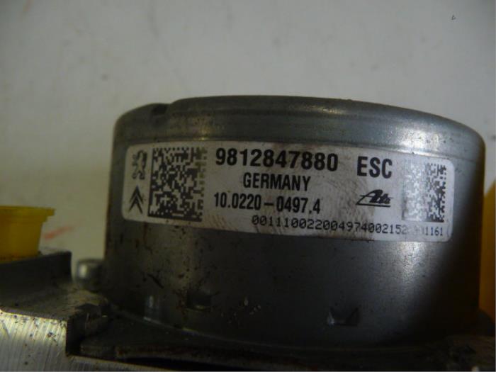 ABS Pomp van een Citroën C4 Cactus (0B/0P) 1.6 Blue Hdi 100 2015