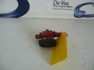 Gebruikte Schakelaar handrem Peugeot 508 Prijs € 25,00 Margeregeling aangeboden door De Vos Onderdelen