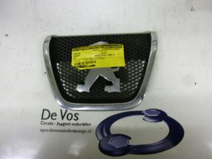 Gebruikte Embleem Peugeot 807 2.0 HDi 16V Prijs € 20,00 Margeregeling aangeboden door De Vos Onderdelen