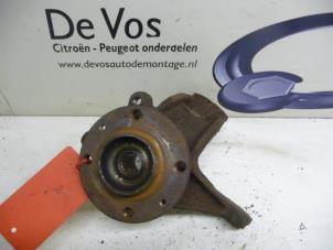 Gebruikte Fusee links-voor Peugeot 306 (7A/C/S) 1.4 Prijs € 55,00 Margeregeling aangeboden door De Vos Autodemontagebedrijf